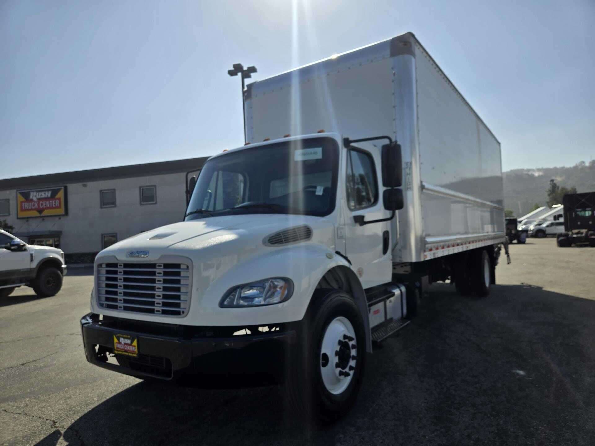 2020 Freightliner M2 image 3