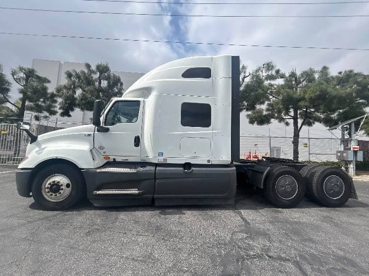 2023 International LT62F image 3