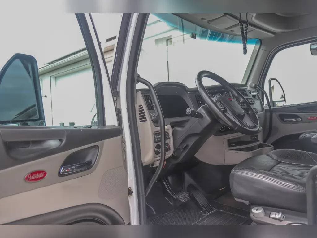 2023 Peterbilt 579 image 6