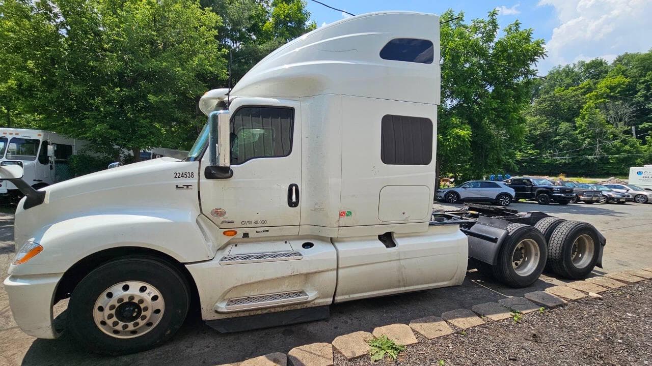 2022 International LT625 image 6