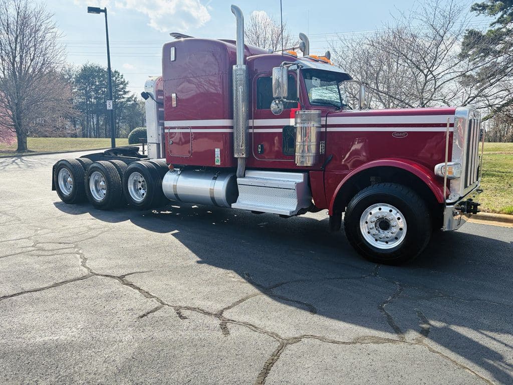 Used 2021 PETERBILT 389 image 7
