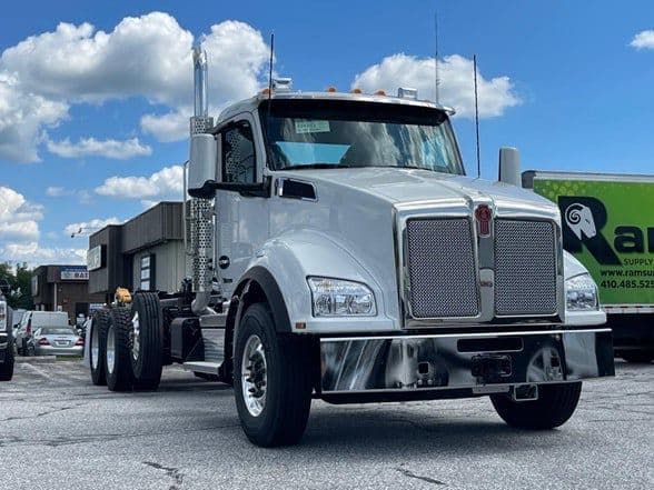 2025 Kenworth T880 image 2