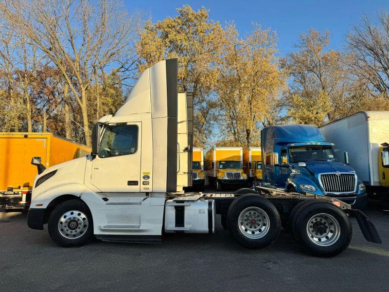 2020 Volvo VNL image 8