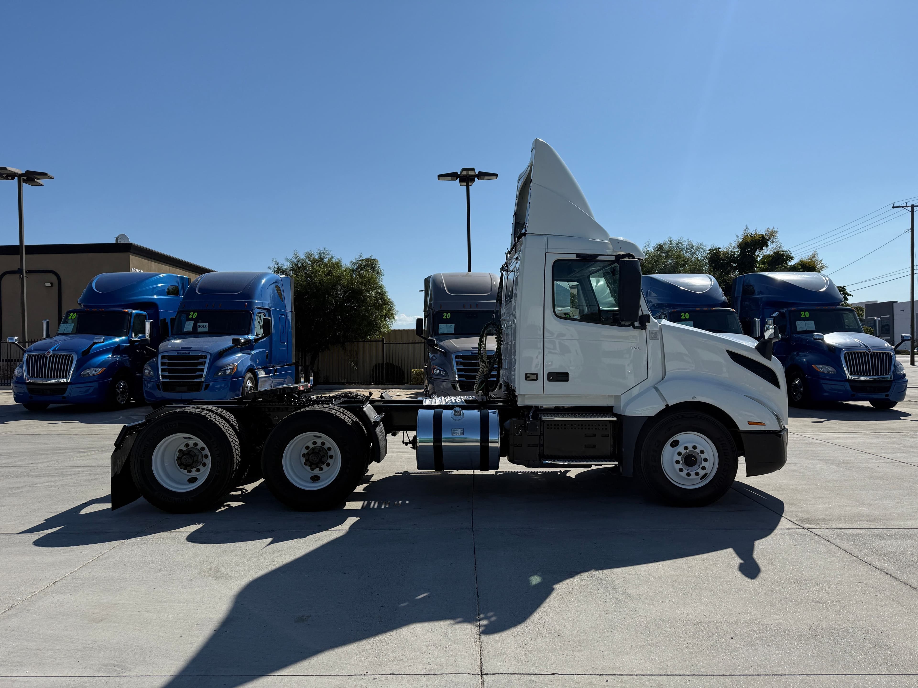 2019 Volvo VNL64T300 image 4