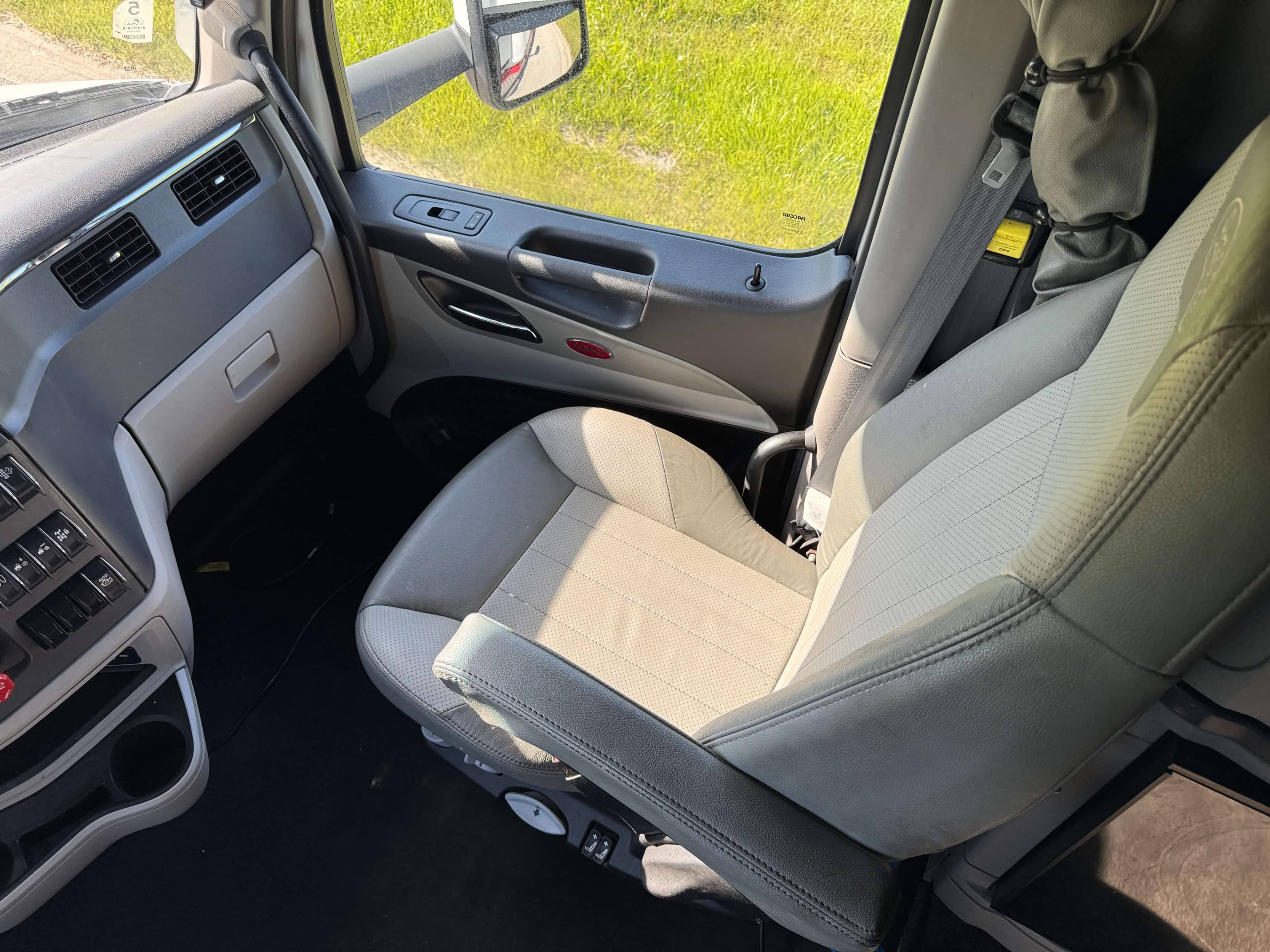 2023 Peterbilt 579 image 17