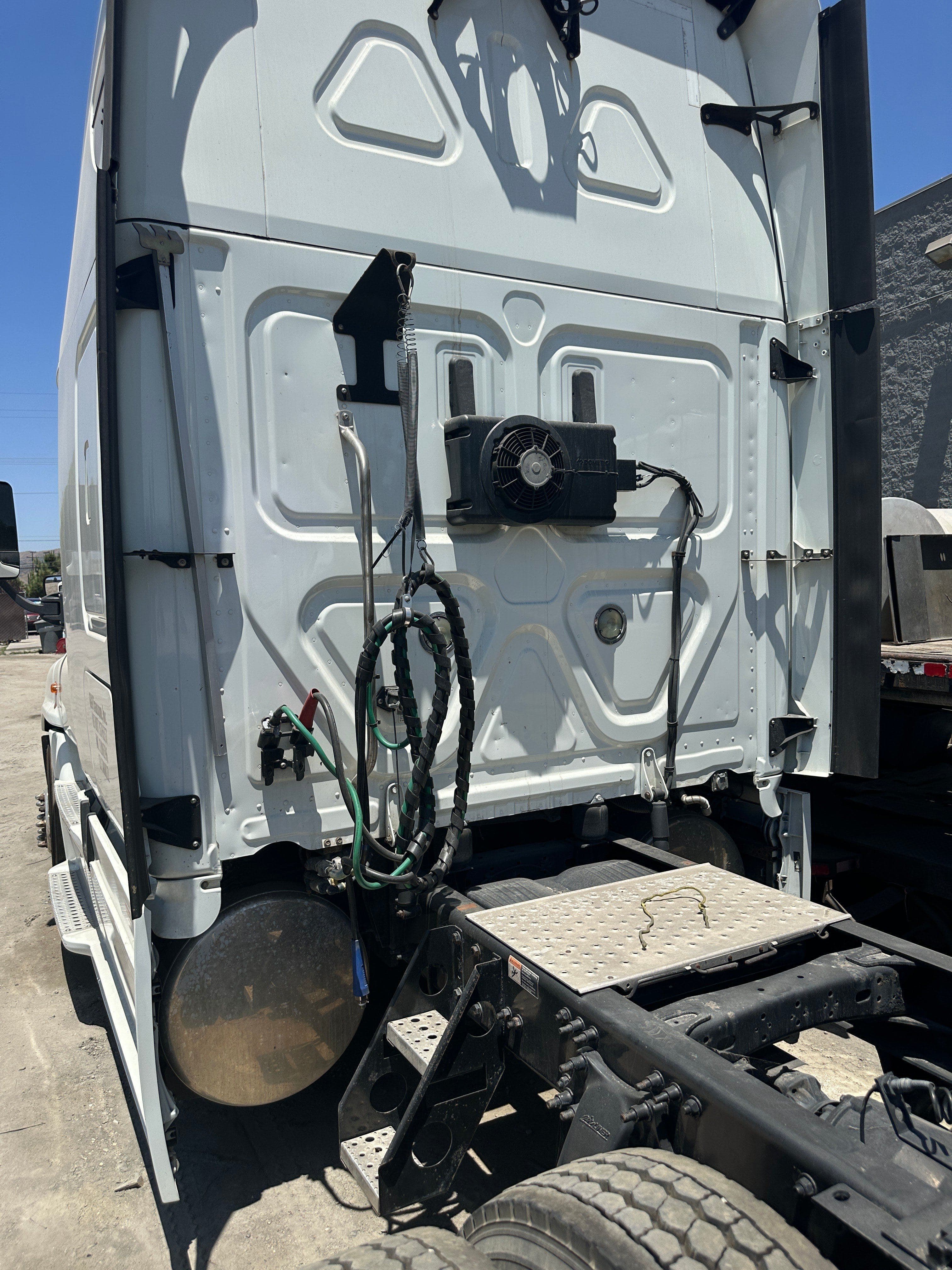 2018 Freightliner Cascadia image 2