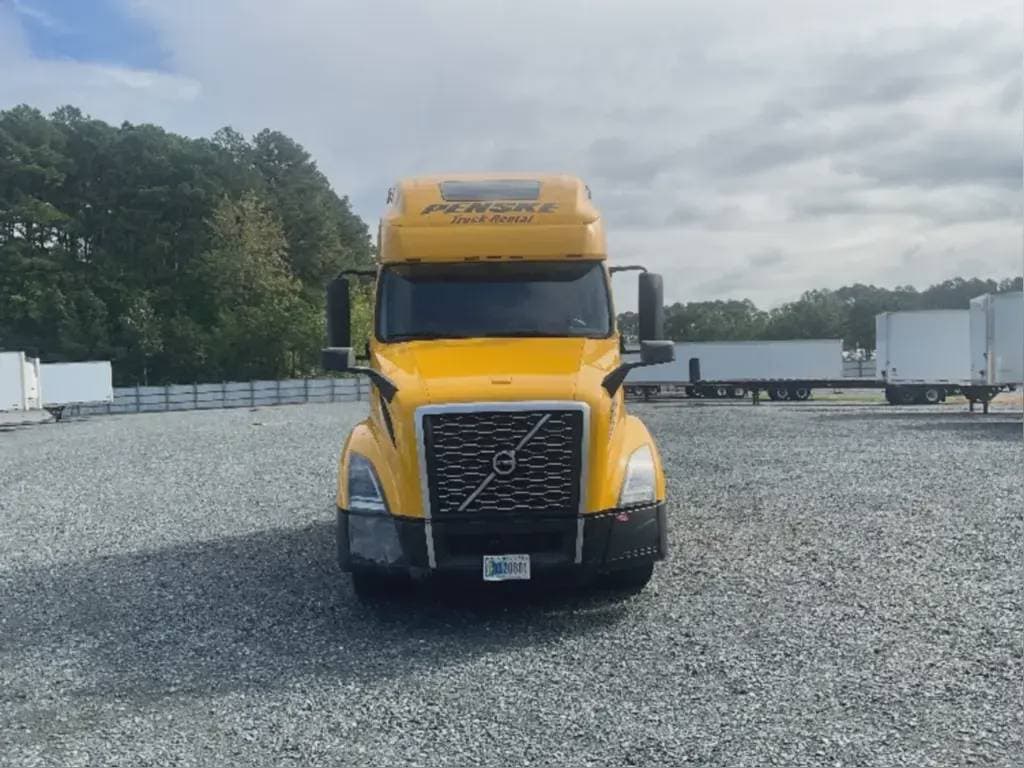 2022 Volvo VNL image 2