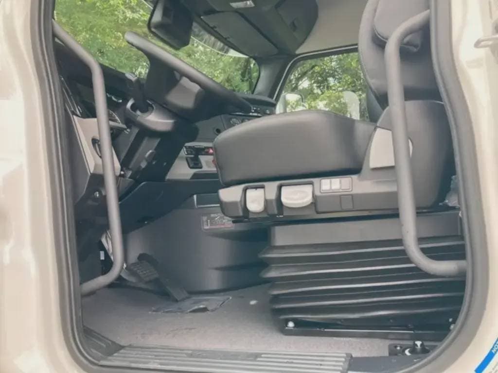 New 2025 FREIGHTLINER Conventional - Day Cab image 10