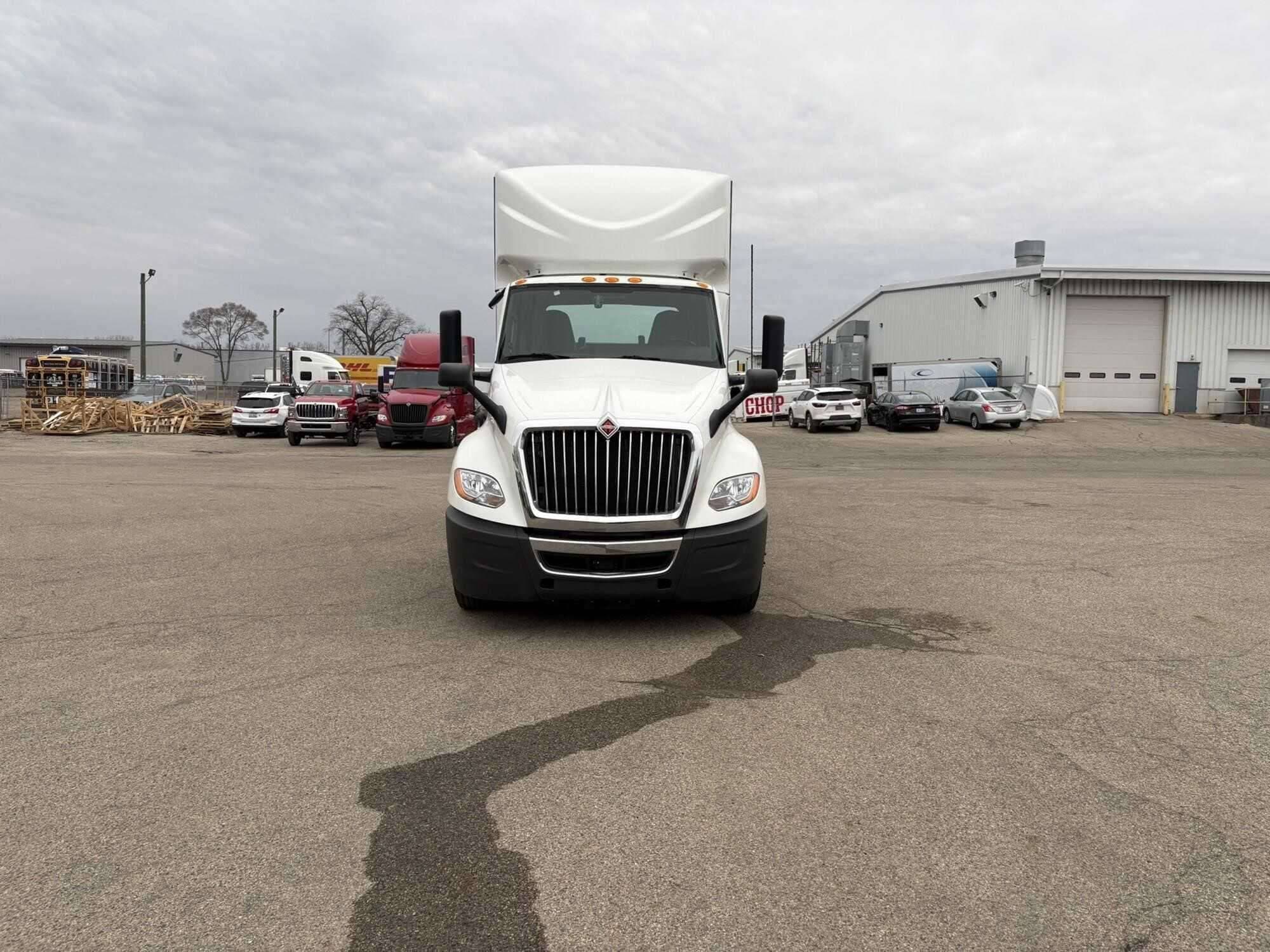 2021 International LT625 image 3