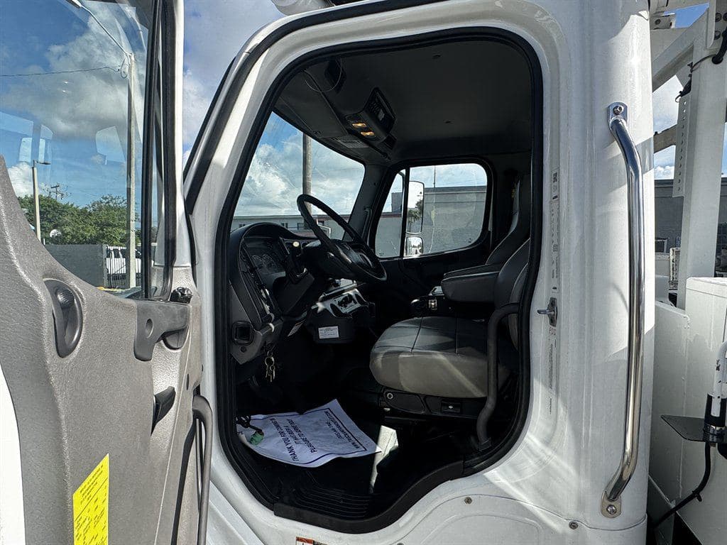 2017 Freightliner M2-106 image 61