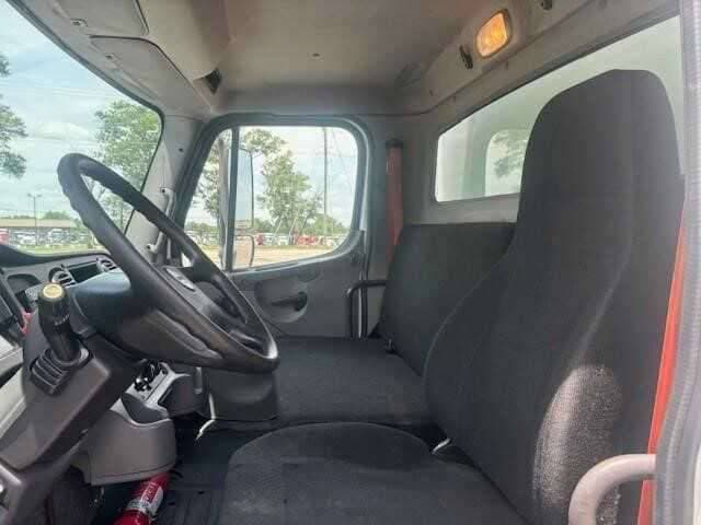 2017 Freightliner M2 image 5