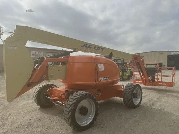 2017 JLG 600AJ image 3