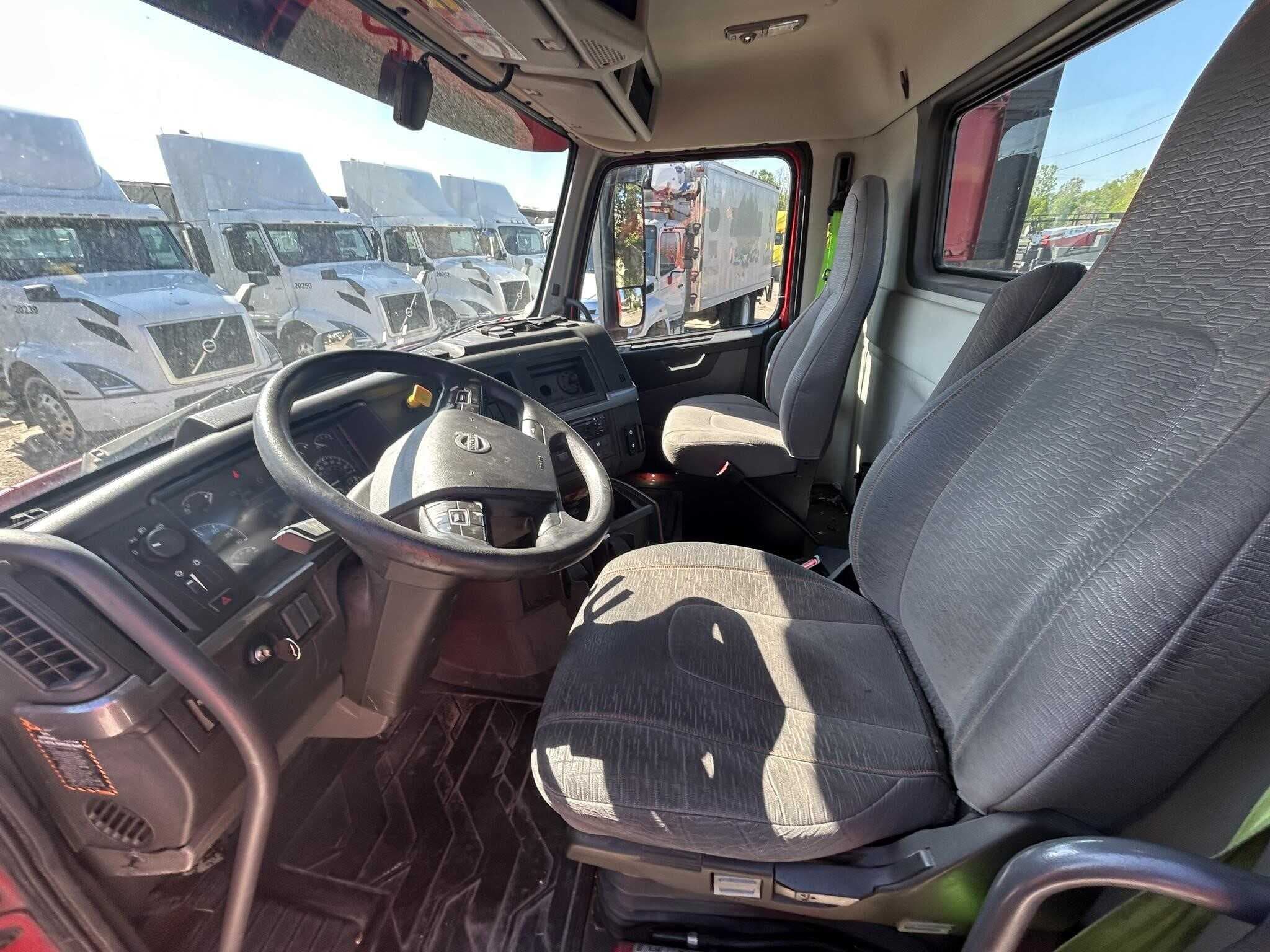 2020 Volvo VNR640 image 17