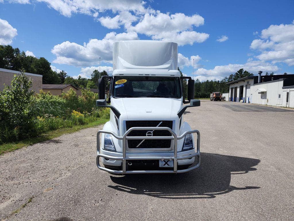 2020 Volvo VNR image 8