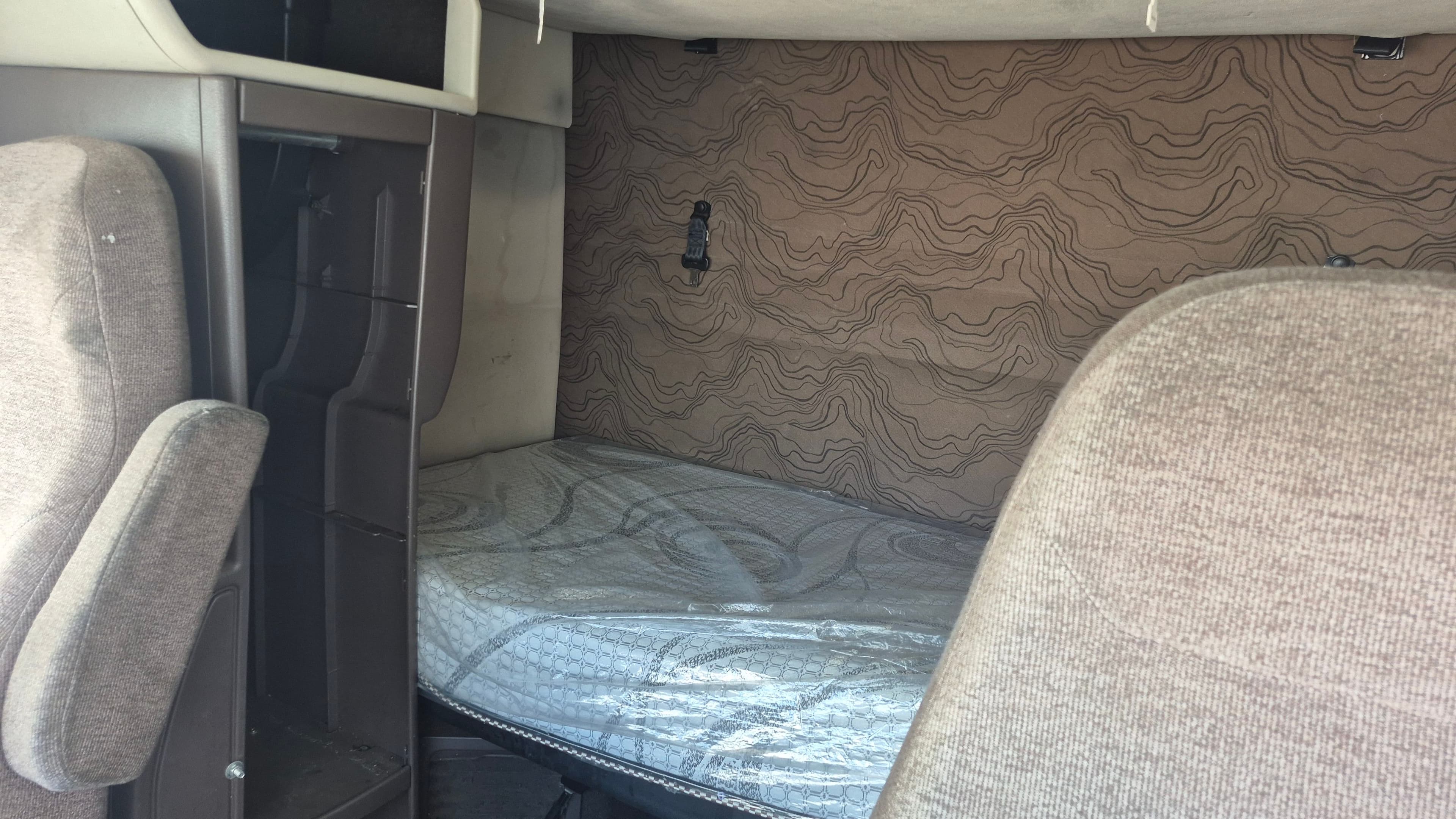 2016 Volvo VNL670 image 9