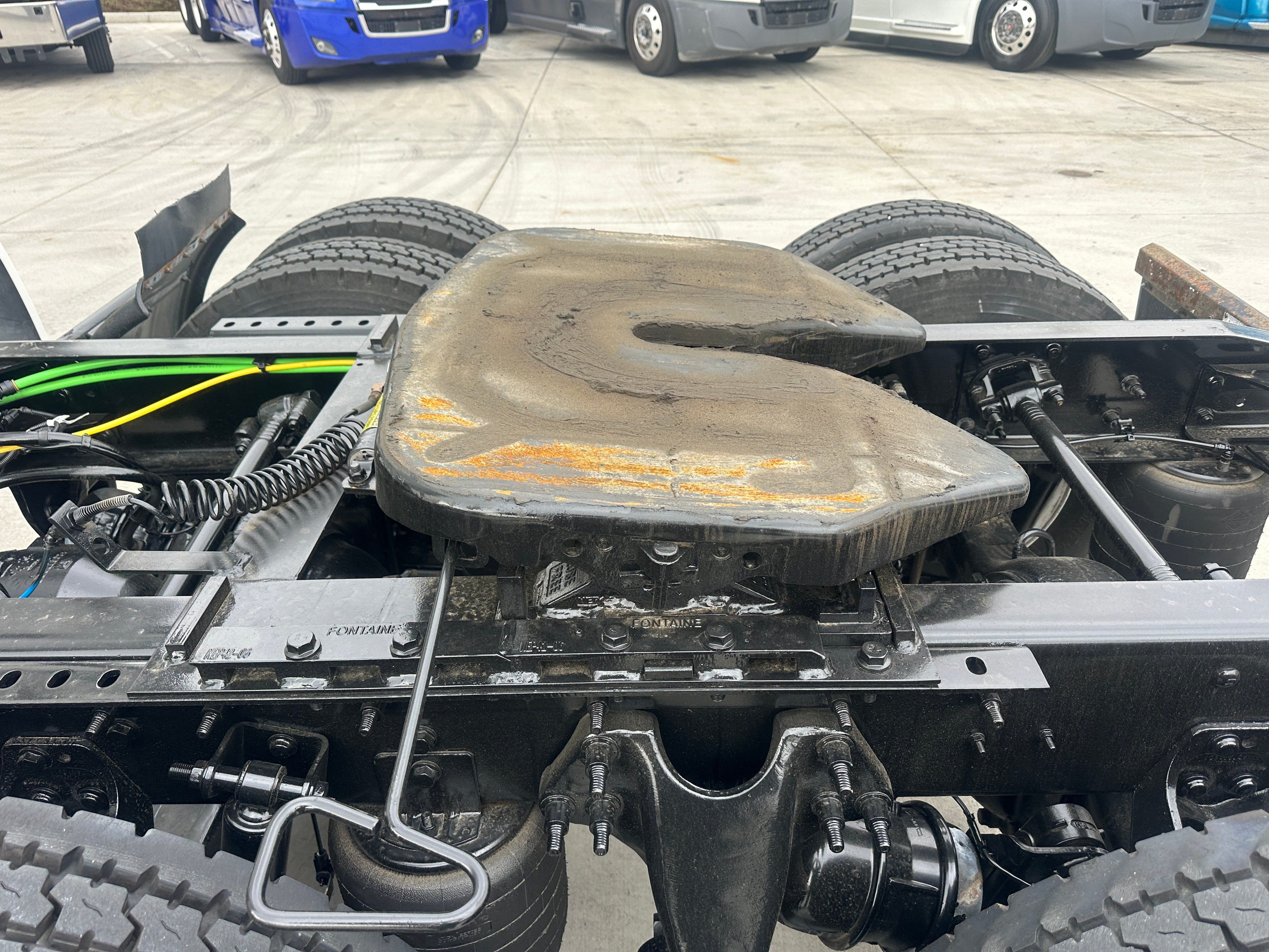 2022 International LT image 13