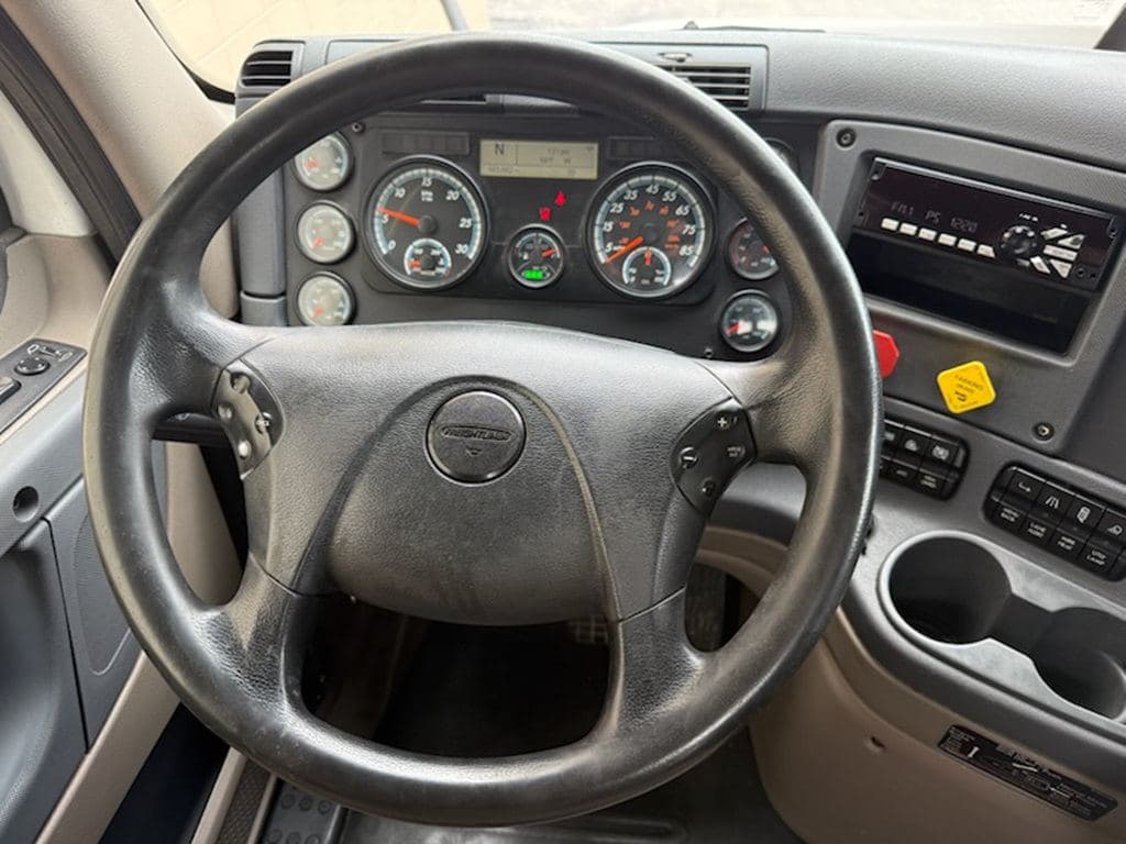 Used 2019 FREIGHTLINER CA12564DC image 30