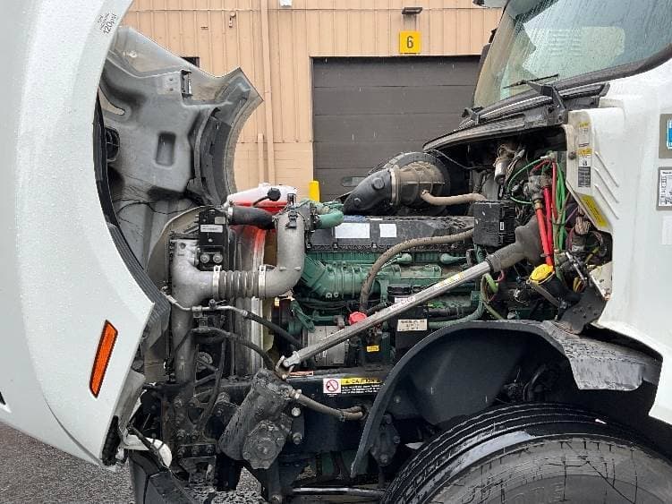 2022 Volvo VNL image 13