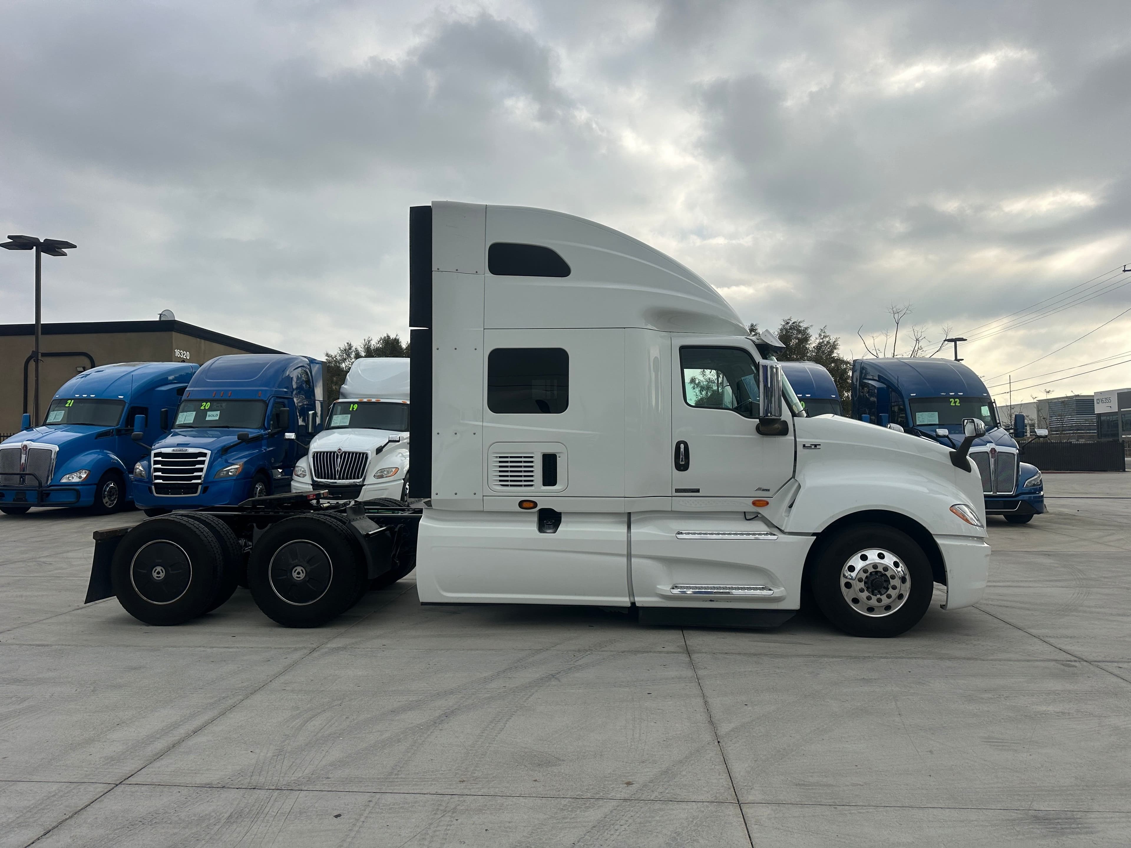 2022 International LT image 5