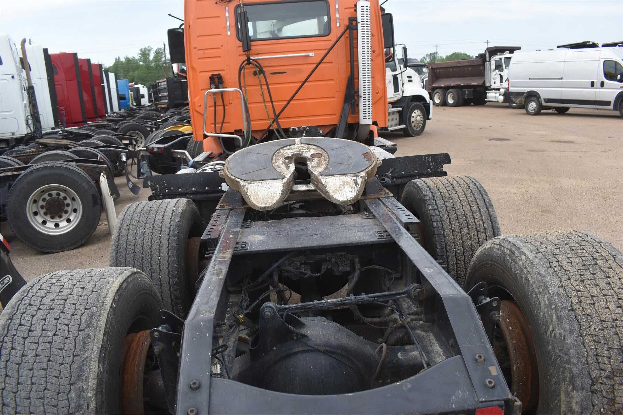 2015 Volvo VNM630 image 2