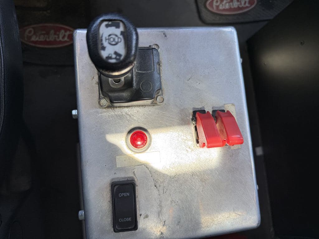 Used 2022 PETERBILT 567 image 9