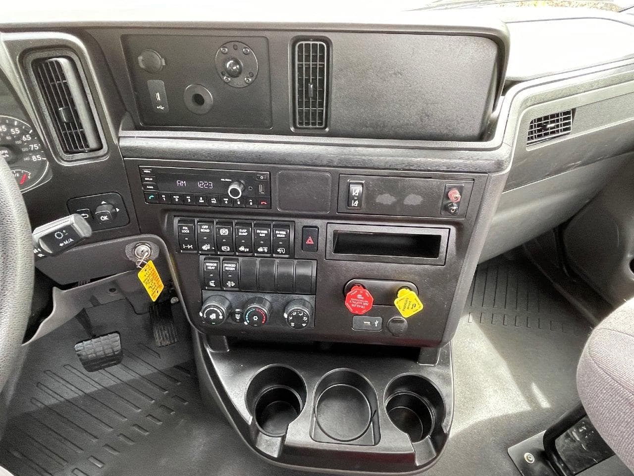2021 International LT625 image 24