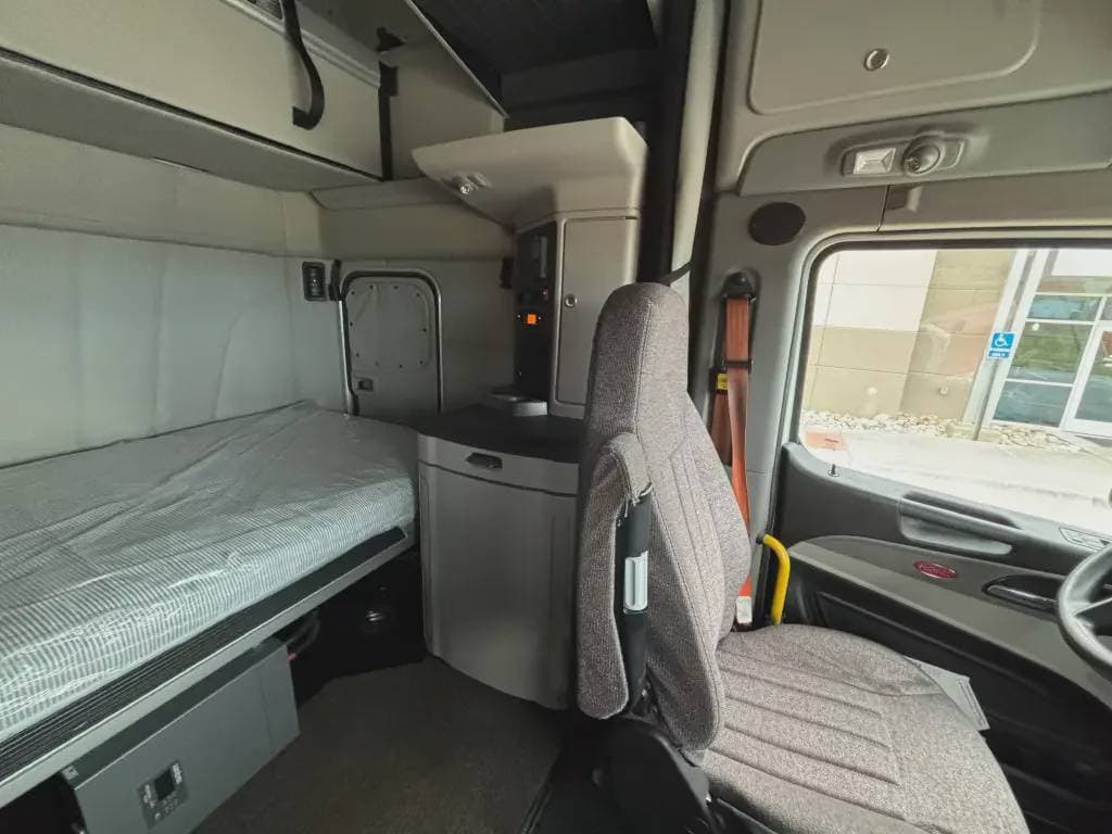 2022 Peterbilt 579 image 5