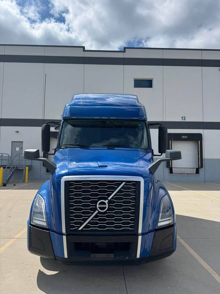 2021 Volvo VNL670 image 2