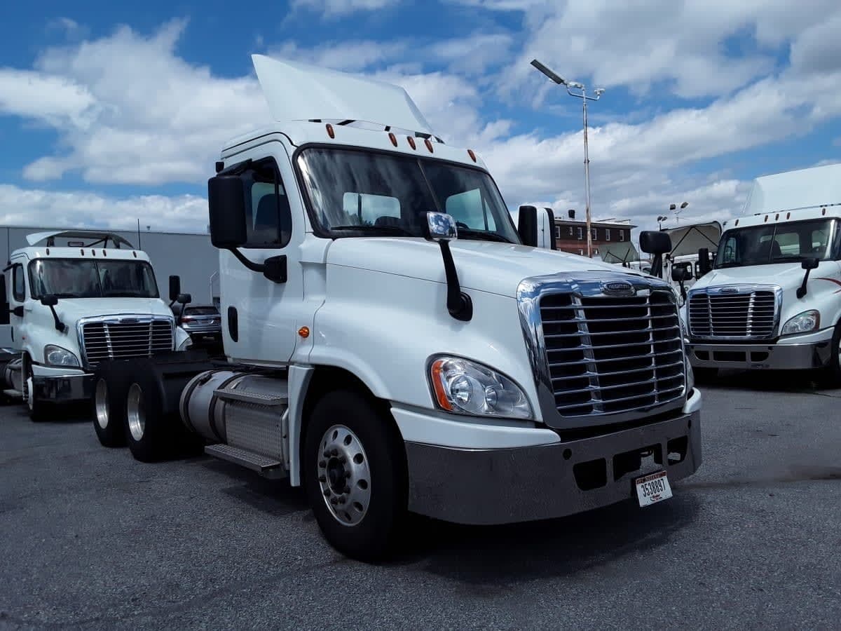 Used 2019 FREIGHTLINER Conventional - Day Cab - CASCADIA 125 image 3