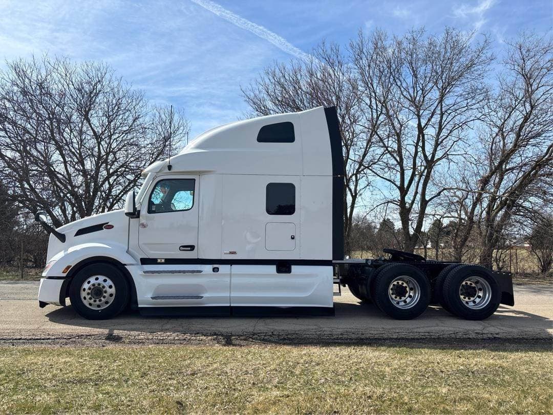 2024 Peterbilt 579 image 3