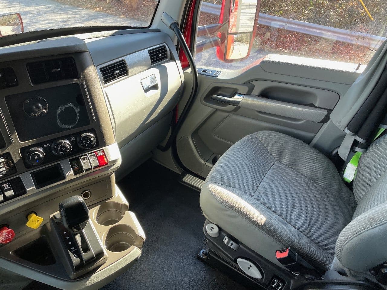 2018 Kenworth T680 image 24