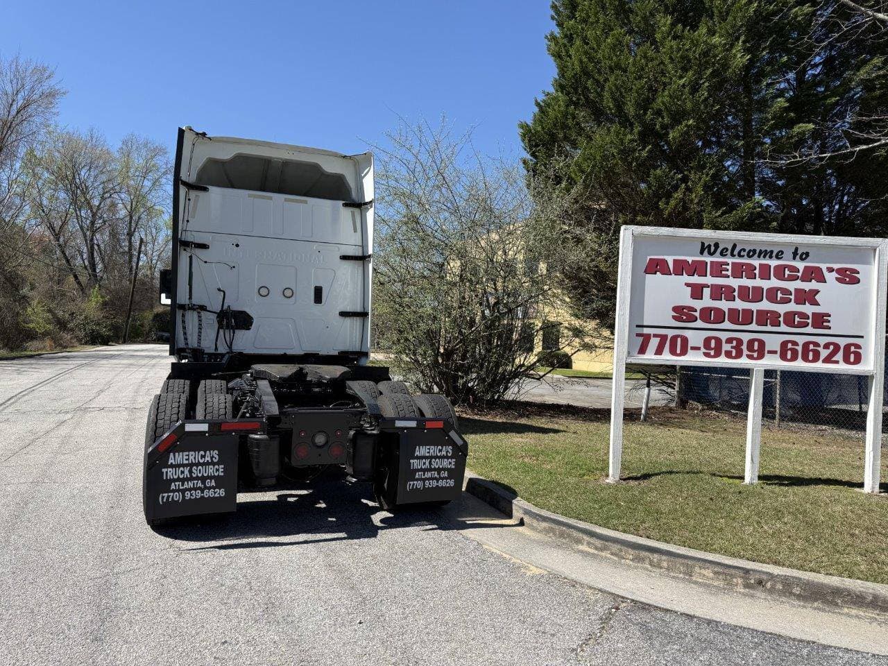 2018 International LT625 image 10