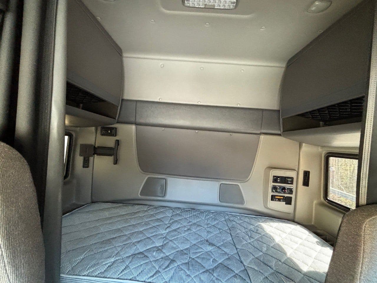 2018 International LT625 image 22