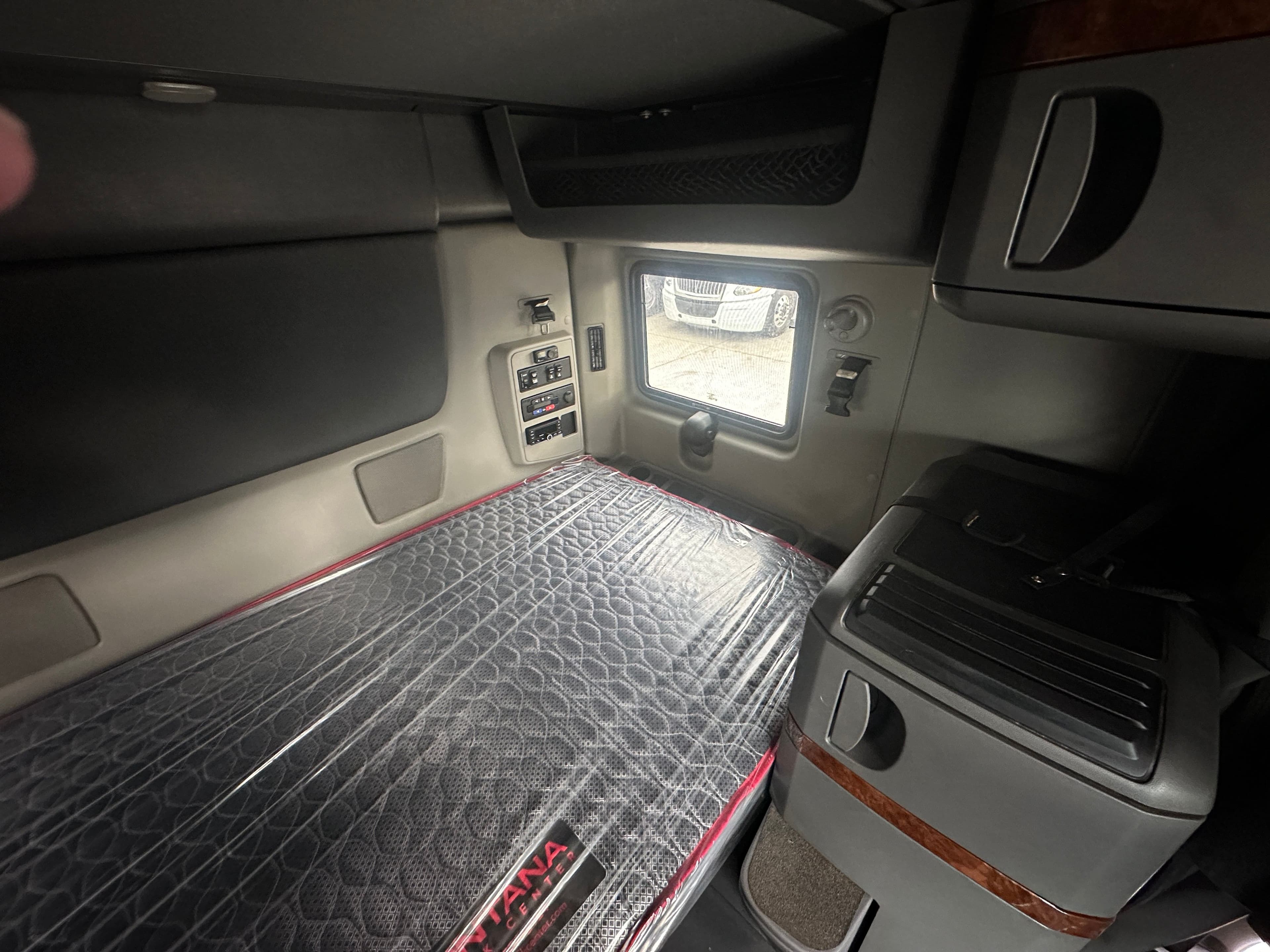 2022 International LT image 29