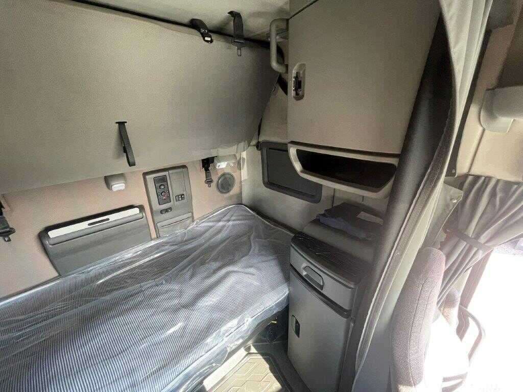 2020 Volvo VNL image 17