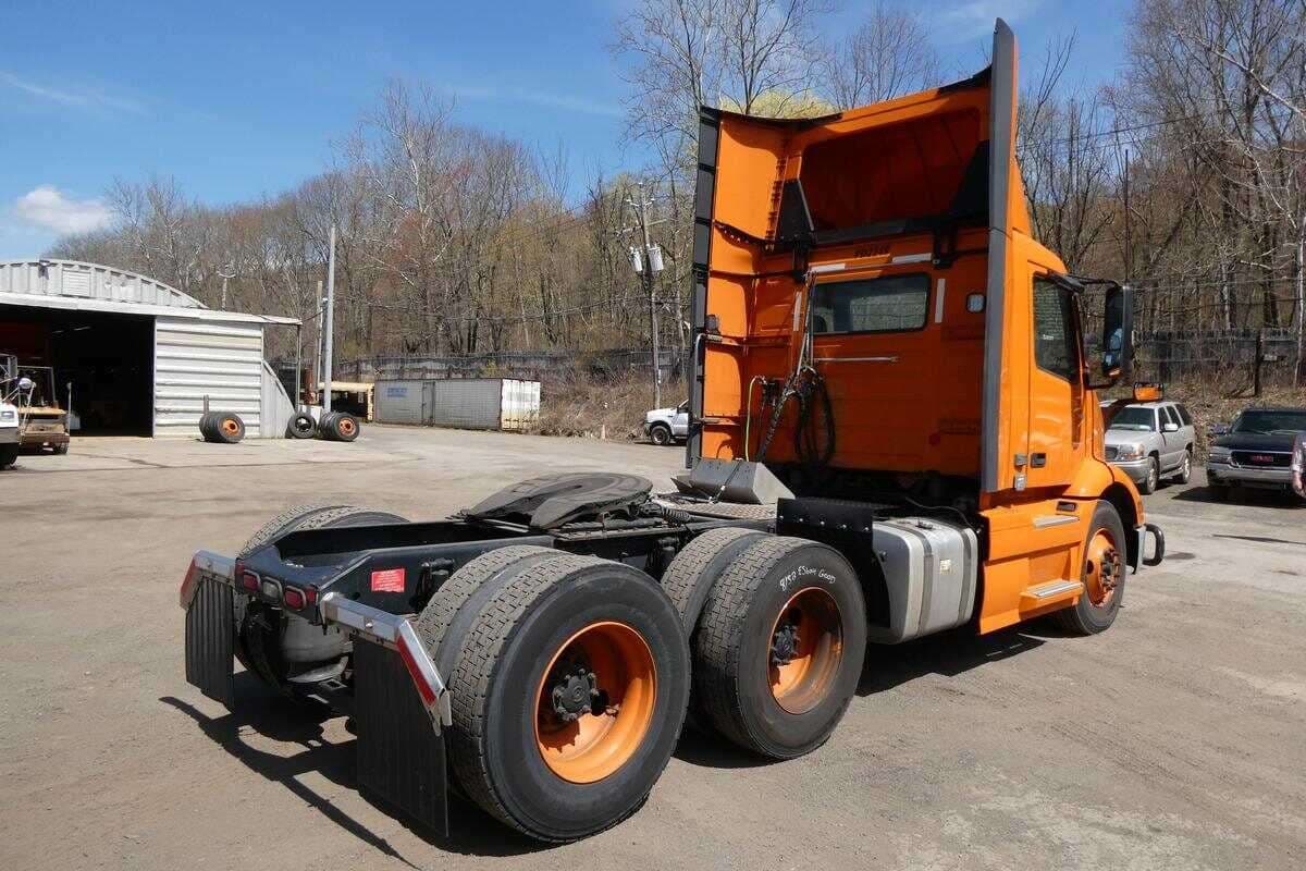 2020 Volvo VNR image 4