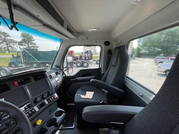 2025 Kenworth T680 image 24