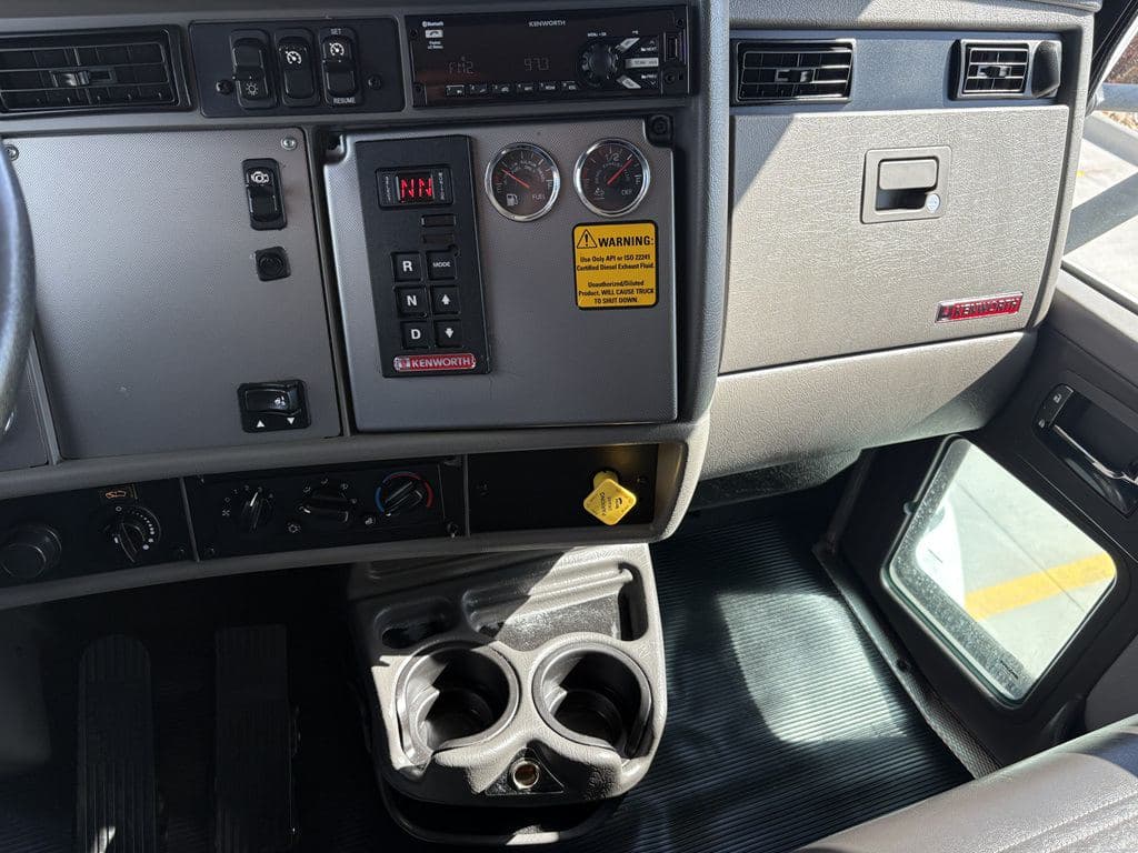 Used 2021 KENWORTH T270 image 16