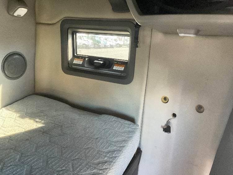 2022 Volvo VNL image 12