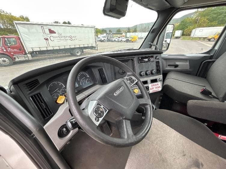 2021 Freightliner Cascadia image 8