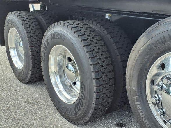 2025 Kenworth T880 image 10