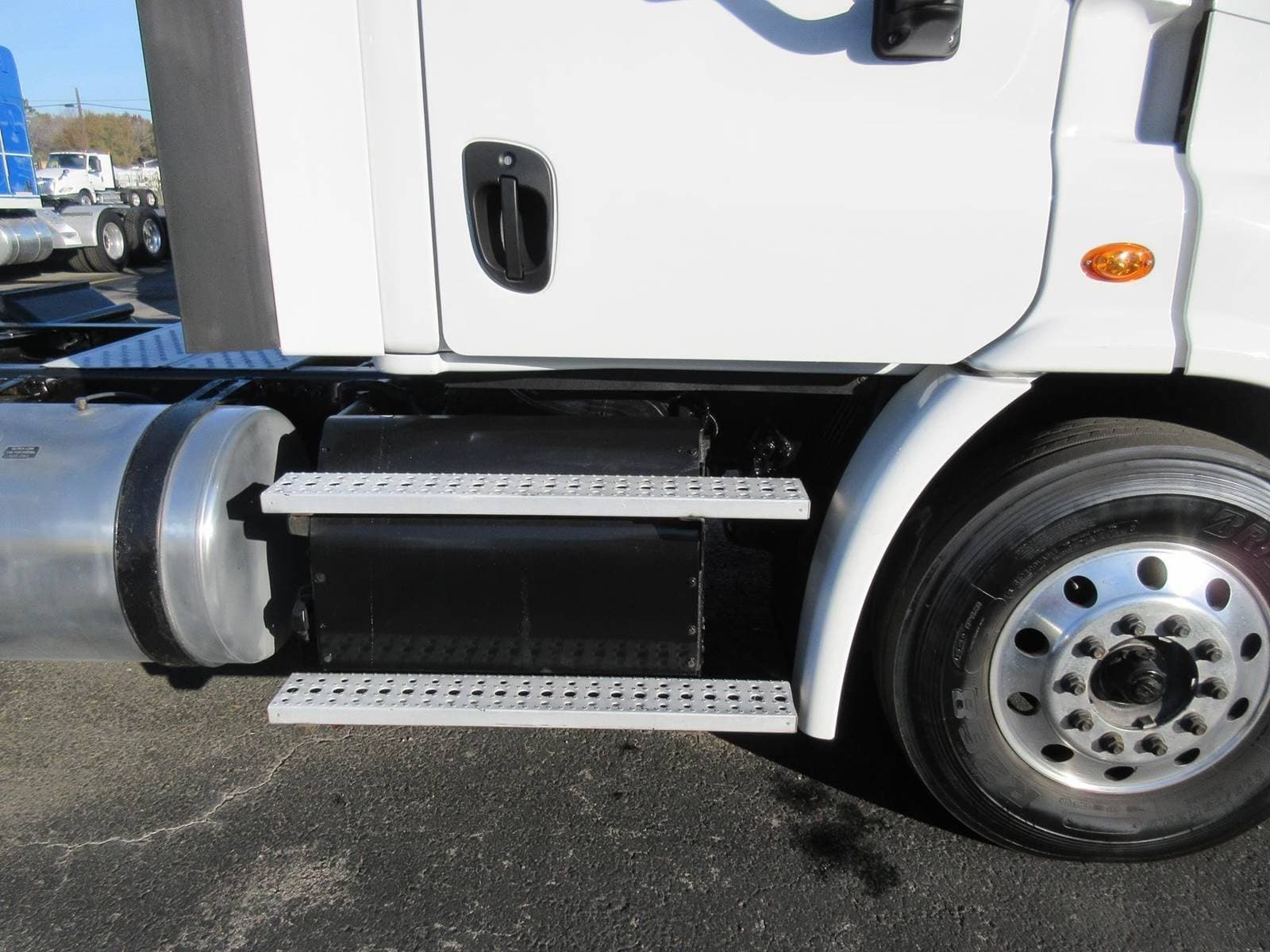 2018 Freightliner Cascadia 113 image 16