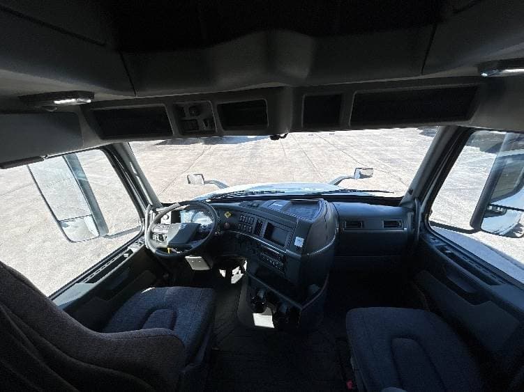 2022 Volvo VNL image 7