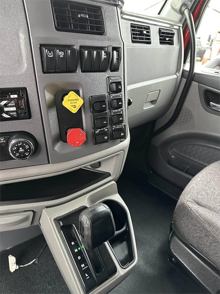2017 Peterbilt 579 image 4