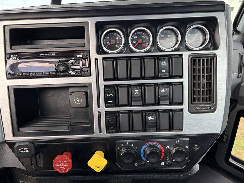 2020 Mack Pinnacle image 9