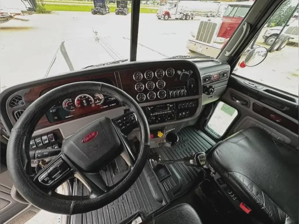 2022 Peterbilt 389 image 6
