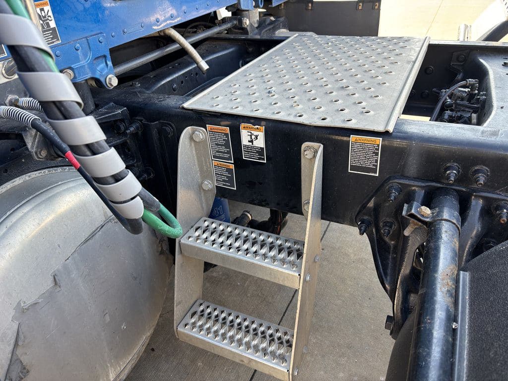 Used 2022 PETERBILT 579 image 8