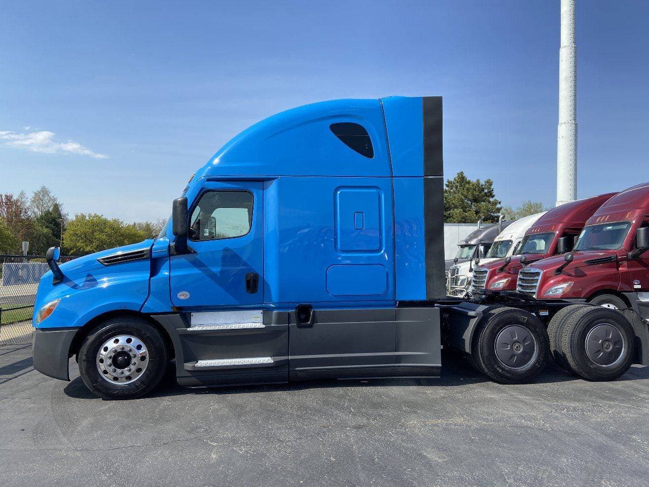2022 FREIGHTLINER Cascadia CA126 ** Tandem Axle Sleeper image 8