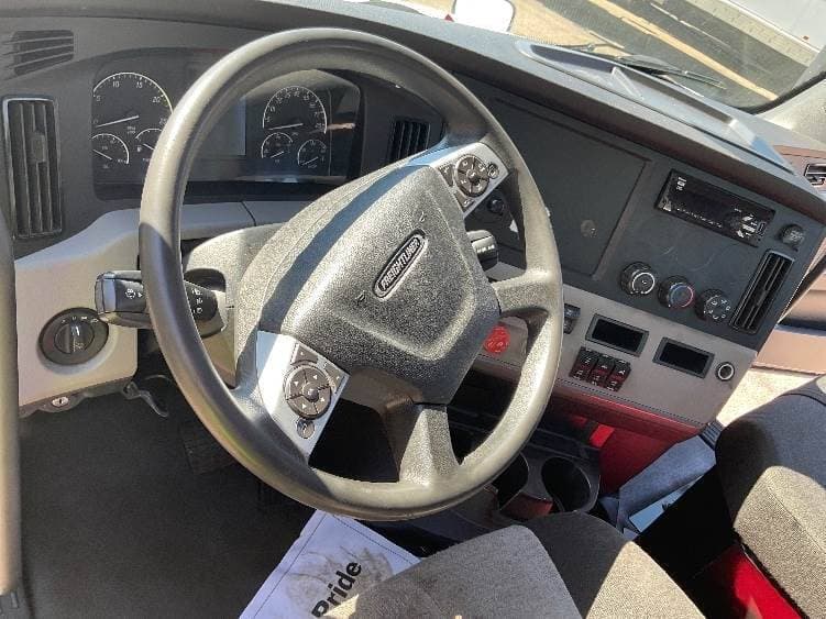 2021 Freightliner Cascadia image 7