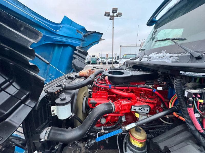 2019 International LT image 14